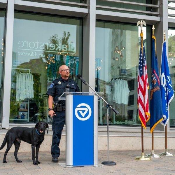 大峡谷警察局的保罗·韦弗和斯库特, 新的黑色拉布拉多K9警犬, 在新闻发布会上.